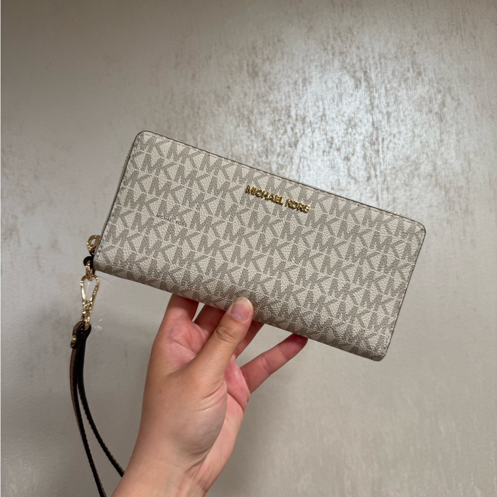 Michael Kors Cream Wallet Elegant Design Largo Logo Continental Wallet
